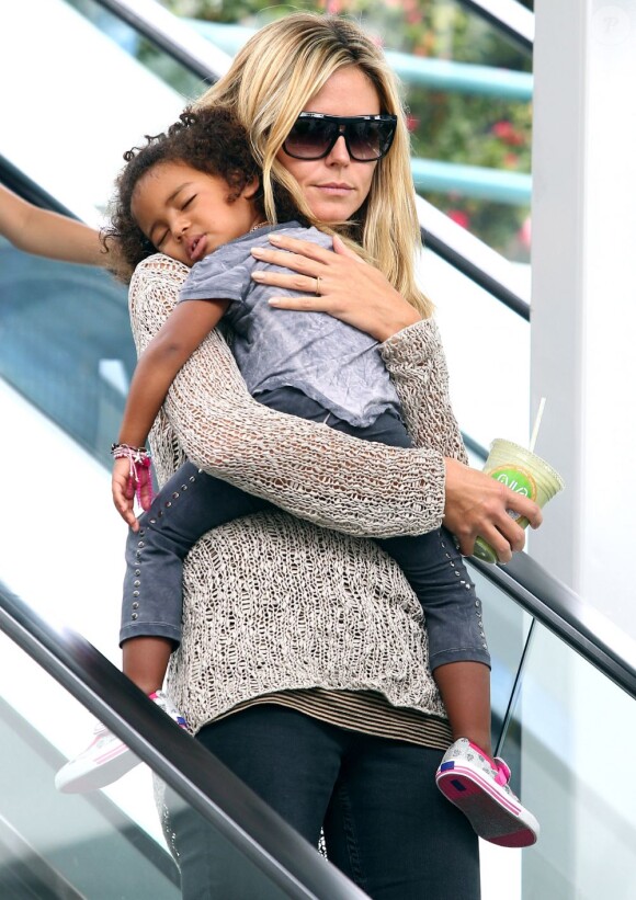 Heidi Klum va chercher son fils Henry à son cours de karaté tout en portant sa fille Lou endormie dans ses bras ! Los Angeles, 17 septembre 2011