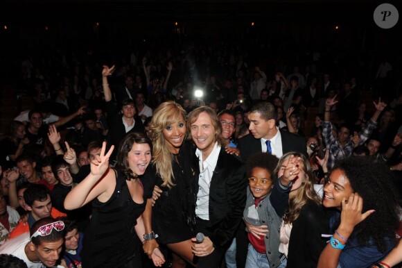 Entouré de son épouse Cathy, David Guetta présente en avant-première son documentaire Nothing but the beat : The Movie, samedi 17 septembre 2011 au Grand Rex, à Paris.