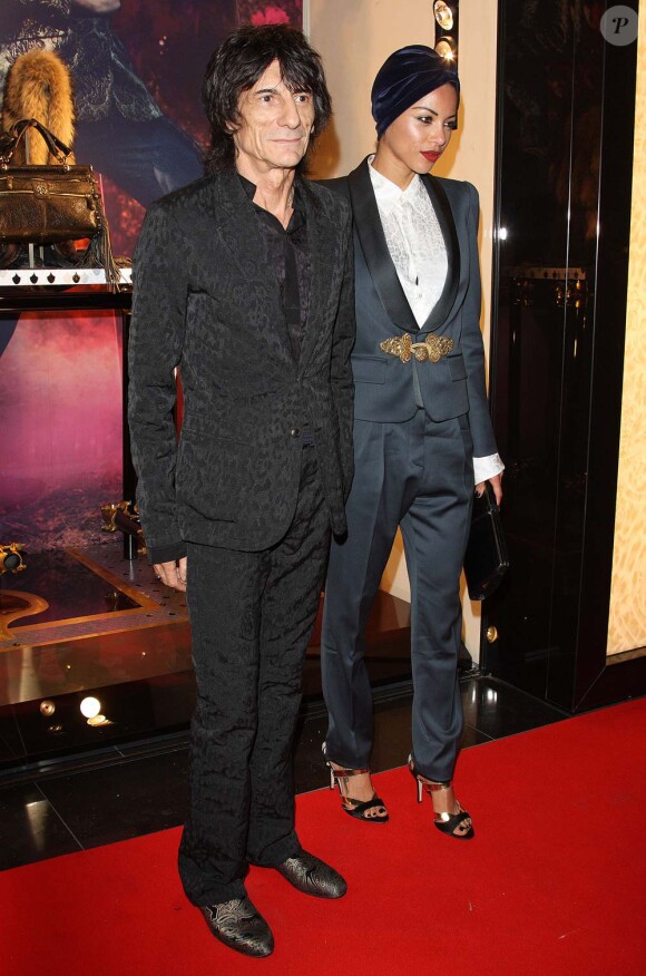 Ronnie Wood et Ana Araujo pour l'inauguration de la nouvelle boutique Cavalli, à Londres, le 17 septembre 2011.