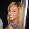 Toujours resplendissante, Beyoncé déclare qu'elle ne souhaiterait pour rien au monde perdre ses courbes. New York, le 22 novembre 2010. 