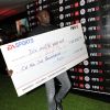 Omar Sy et le chèque de la victoire à la soirée de lancement de FIFA 12 au VIP ROOM à Paris le 19 septembre 2011