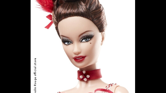 Barbie enfile ses jarretières et entre au Moulin Rouge !