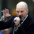 Michael Stipe et son groupe R.E.M chantent Everybody Hurts !
