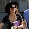Vanessa Hudgens se promène à Los Angeles et rencontre un ami le 21 septembre 2011