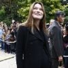 Le Président Nicolas Sarkozy et son épouse Carla Bruni-Sarkozy saluent les visiteurs venus découvrir le palais de l'Elysée ouvert à l'occasion des Journées européennes du patrimoine le 17 septembre 2011