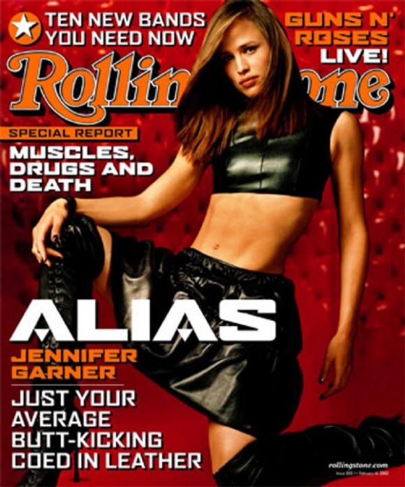 La très séduisante espionne Jennifer Garner, qui interprète Sydney Bristow dans la série Alias, fait la couverture du Rolling Stone. Février 2002.