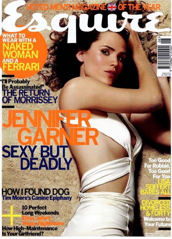 Jennifer Garner prend la pose sur le sable pour le magazine féminin Esquire. Juin 2004.