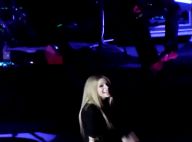 Avril Lavigne : La malédiction continue, elle perd sa voix en plein concert