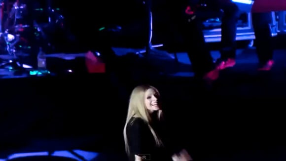 Avril Lavigne : La malédiction continue, elle perd sa voix en plein concert