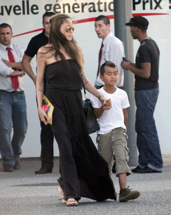 Angelina Jolie et son fils aîné Maddox, à Brignoles, le 29 septembre 2009.