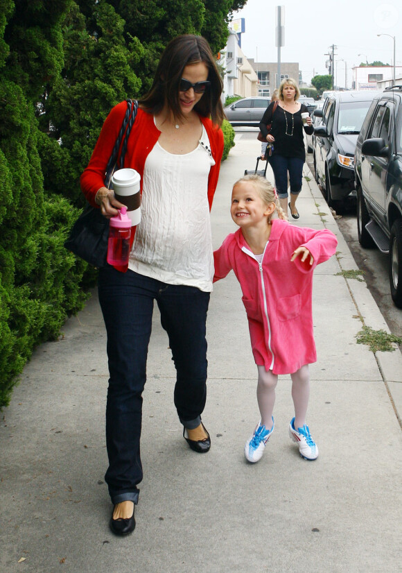 Jennifer Garner accompagne sa fille Violet à son cours de danse. La petite porte des chaussures de foot ! Le 24/09/2011 à Los Angeles.