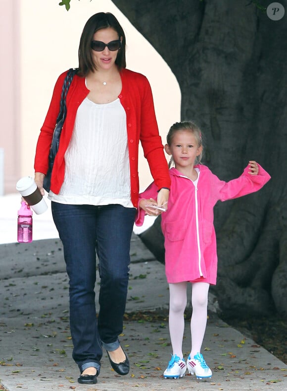 Jennifer Garner accompagne sa fille Violet à son cours de danse. La petite porte des chaussures de foot ! Le 24/09/2011 à Los Angeles.