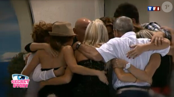 Les habitants font leurs adieux aux parents de Geoffrey et Marie dans Secret Story 5