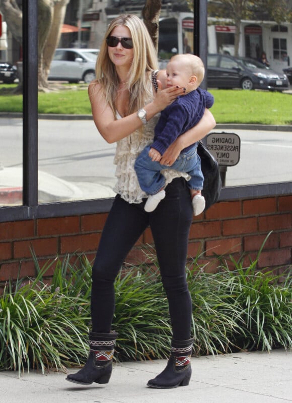 Ali Larter arrive à la clinique de Brentwood avec son fils Theodore, Los Angeles, 26 septembre 2011