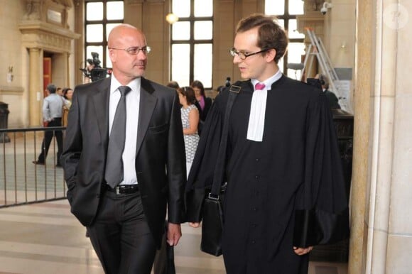 Pierre Martinet et son avocat au tribunal de Paris, le 27 septembre 2011.