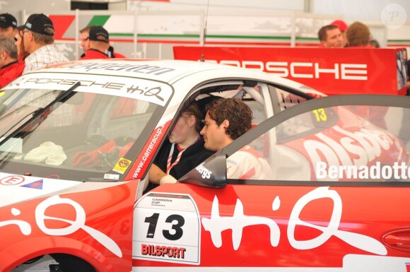 Sofia Hellqvist, la petite amie du prince Carl Philip de Suède, était présente à Mantorp le 24 septembre 2011 pour suivre les exploits de son chéri en Porsche Carrera Cup. Le roi Carl XVI Gustaf de Suède, père du jeune homme, suivait également la course.