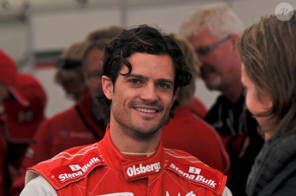 Sofia Hellqvist, la petite amie du prince Carl Philip de Suède, était présente à Mantorp le 24 septembre 2011 pour suivre les exploits de son chéri en Porsche Carrera Cup. Le roi Carl XVI Gustaf de Suède, père du jeune homme, suivait également la course.