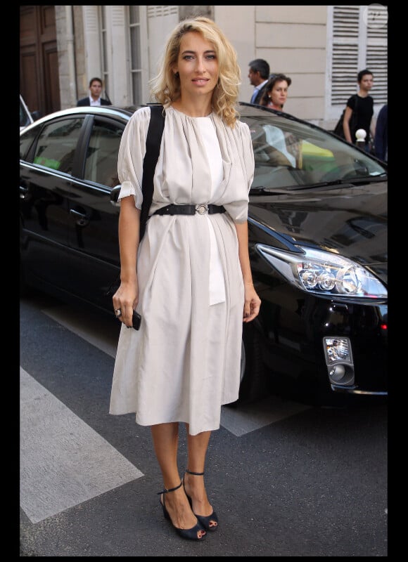 Alexandra Golovanoff, preppy chic à son arrivée au show de Nicolas Ghesquière pour Balenciaga. Fashion Week PAP Printemps/été 2012. Paris, le 29 septembre 2011