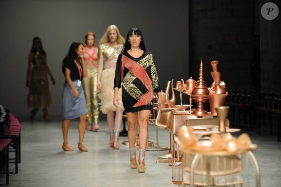 Rossy de Palma défile pour le couturier Manish Arora qui présente sa collection printemps-été 2012 lors de la Fashion Week parisienne le 29 septembre 2011