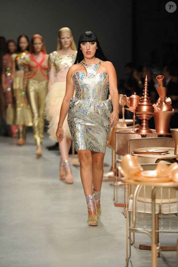 Rossy de Palma défile pour le couturier Manish Arora qui présente sa collection printemps-été 2012 lors de la Fashion Week parisienne le 29 septembre 2011