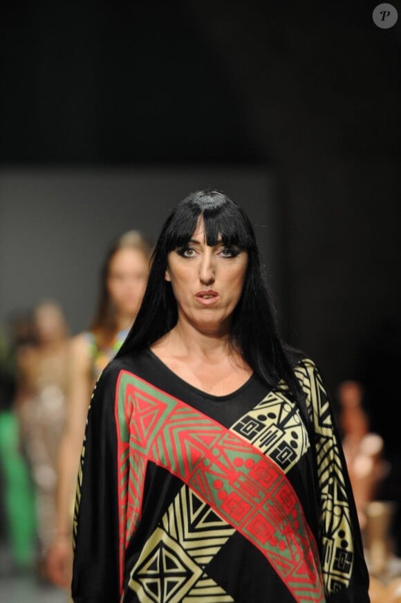 Rossy de Palma a fait deux passages lors du défilé du couturier Manish Arora qui présente sa collection printemps-été 2012 lors de la Fashion Week parisienne le 29 septembre 2011