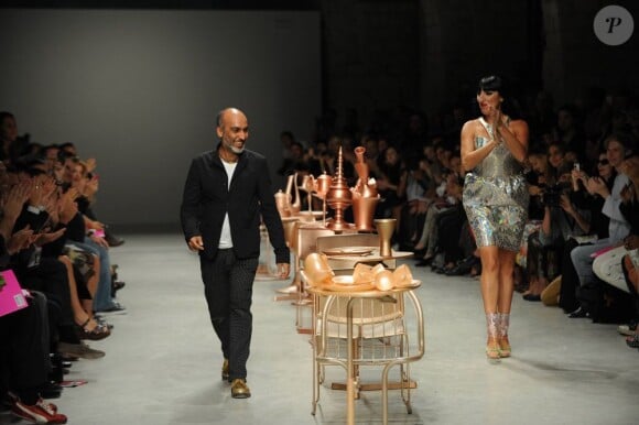 Rossy de Palma avec Manish Arora qui présente sa collection printemps-été 2012 lors de la Fashion Week parisienne le 29 septembre 2011