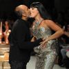 Rossy de Palma embrasse à pleine bouche Manish Arora ! Le créateur vient de présenter sa collection printemps-été 2012 lors de la Fashion Week parisienne le 29 septembre 2011