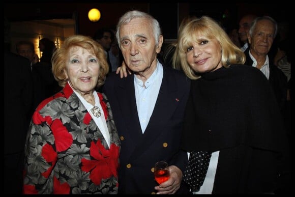 Charles Aznavour entre sa soeur aînée Aïda et sa fille aînée Seda.
Outre le président Nicolas Sarkozy, présent à l'Olympia avec son homologue arménien Serge Sarkissian, Charles Aznavour pouvait compter sur la présence de nombreuses personnalités pour sa soirée spéciale pour l'Arménie, mercredi 28 septembre 2011.