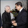 Nicolas Sarkozy félicite Charles Aznavour en coulisse.
Outre le président Nicolas Sarkozy, présent à l'Olympia avec son homologue arménien Serge Sarkissian, Charles Aznavour pouvait compter sur la présence de nombreuses personnalités pour sa soirée spéciale pour l'Arménie, mercredi 28 septembre 2011.
