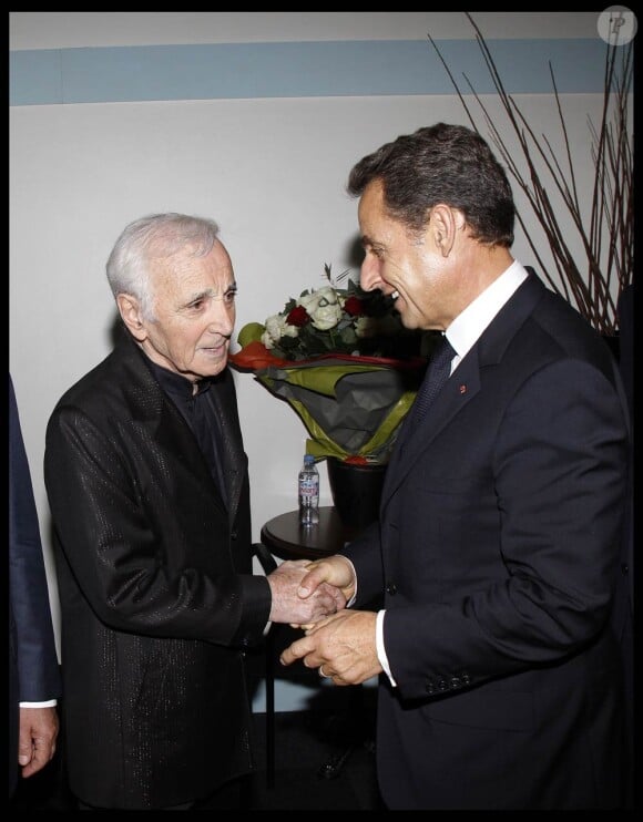 Nicolas Sarkozy félicite Charles Aznavour en coulisse.
Outre le président Nicolas Sarkozy, présent à l'Olympia avec son homologue arménien Serge Sarkissian, Charles Aznavour pouvait compter sur la présence de nombreuses personnalités pour sa soirée spéciale pour l'Arménie, mercredi 28 septembre 2011.