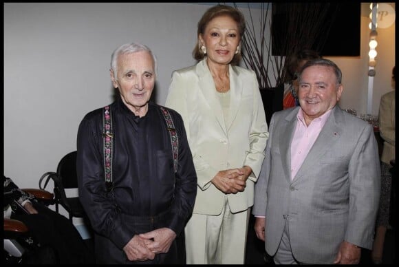 Farah Diba Pahlavi s'est fait une joie de féliciter Charles Aznavour lors de sa représetnation du 25 septembre 2011 à l'Olympia.