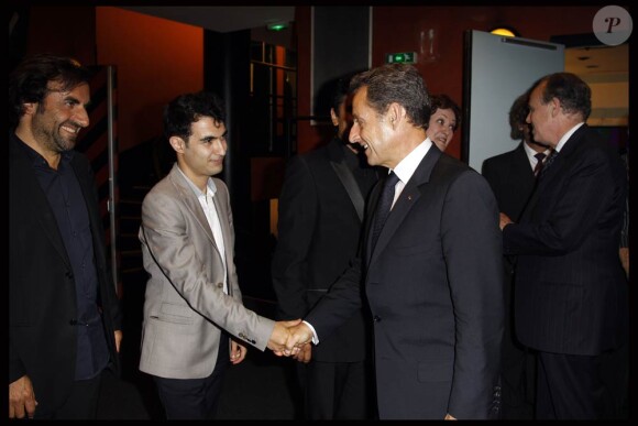 Le président Nicolas Sarkozy en coulisses du concert spécial pour l'Arménie de Charles Aznavour à l'Olympia, le 28 septembre 2011.