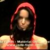 Jade Foret et sa combi rouge lors de la performance de sa chanson "Material Girl" en Belgique