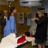 La princesse Victoria en visite au Radiumhemmet, clinique d'oncologie de l'hôpital Karolinska à Stockholm, le 29 septembre 2011.
A l'approche de son cinquième mois de grossesse, la princesse Victoria de Suède ne faiblit pas et étend sa garde-robe au gré de ses apparitions publiques.