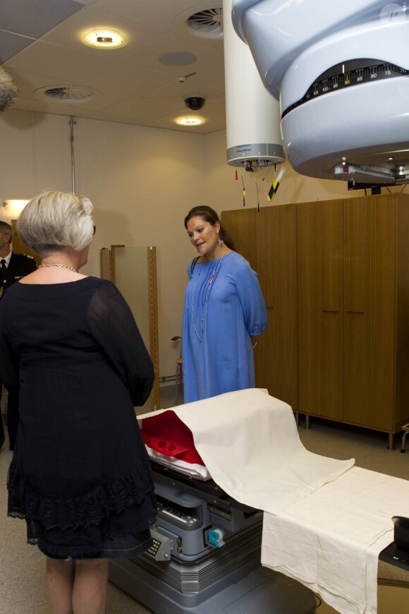 La princesse Victoria en visite au Radiumhemmet, clinique d'oncologie de l'hôpital Karolinska à Stockholm, le 29 septembre 2011.
A l'approche de son cinquième mois de grossesse, la princesse Victoria de Suède ne faiblit pas et étend sa garde-robe au gré de ses apparitions publiques.