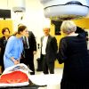 Enceinte, la princesse Victoria de  Suède ne faiblit pas et étend sa garde-robe au gré de ses apparitions  publiques. Elle visitait le Radiumhemmet, clinique d'oncologie de l'hôpital Karolinska à Stockholm, le 29 septembre 2011.