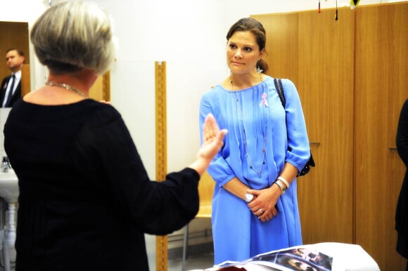 Enceinte, la princesse Victoria de  Suède ne faiblit pas et étend sa garde-robe au gré de ses apparitions  publiques. Elle visitait le Radiumhemmet, clinique d'oncologie de l'hôpital Karolinska à Stockholm, le 29 septembre 2011.