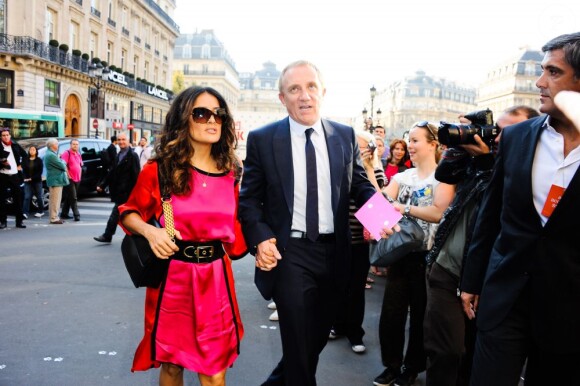 Salma Hayek et son époux François-Henri Pinault à leur arrivée au show de Stella McCartney à Paris le 3 octobre 2011