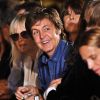 Paul McCartney toujours au premier rang pour le défilé de sa fille Stella McCartney à Paris le 3 octobre 2011