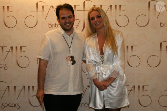 Joachim Ohnona, membre de l'équipe PurePeople, et Britney Spears, à Zurich (Suisse), le lundi 3 octobre 2011.