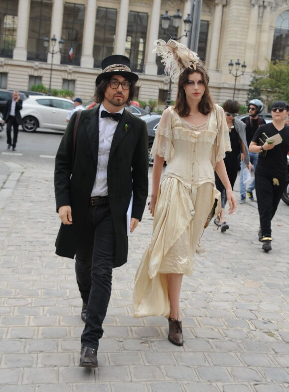 Sean Lennon et sa compagne Charlotte Kemp Muhl au défilé Chanel à Paris le 4 octobre 2011