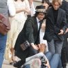 Sean Lennon aide un photographe à se relever en marge du défilé Chanel le 4 octobre 2011 au Grand Palais