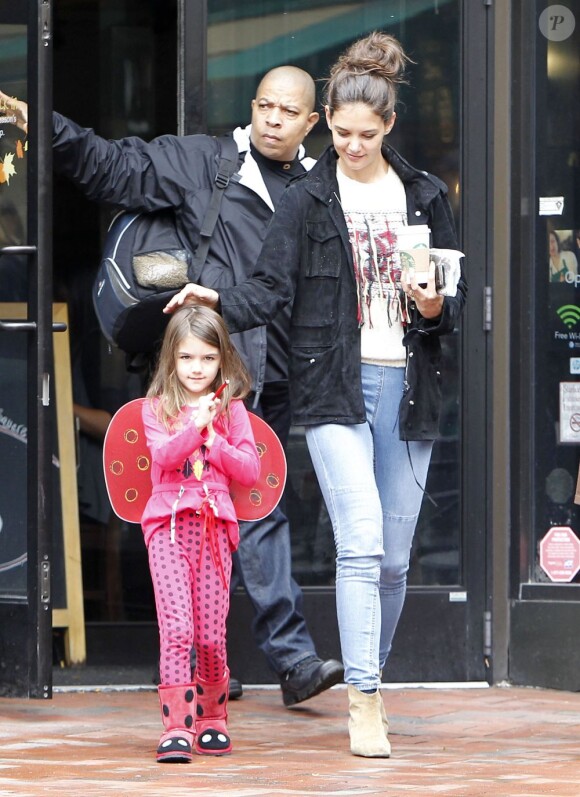 Katie Holmes et Suri Cruise aux abords du Starbucks Coffee, à Pittsburgh, le 4 octobre 2011.