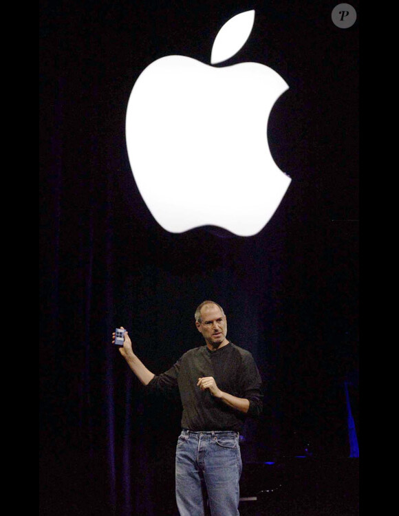 Steve Jobs lors d'une conférence de presse en 2004 en Californie pour la présentation d'un nouveau produit