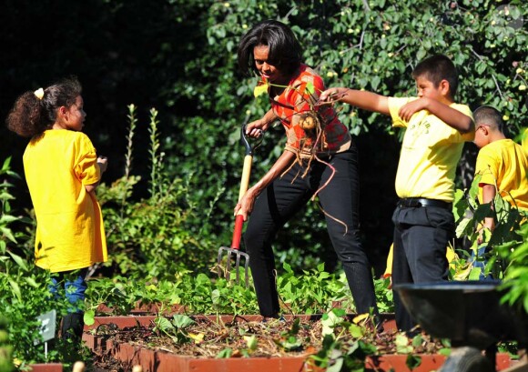 Classe en toutes occasions, Michelle Obama organise la troisième récolte du potager de la Maison Blanche, à Washington, le 5 octobre 2011.