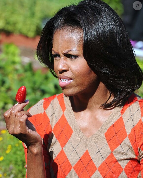 Une fraise ? Un radis ? Un piment ? Michelle Obama organise la troisième récolte du potager de la Maison Blanche, à Washington, le 5 octobre 2011.