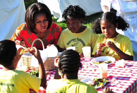 Après la récolte, place à la dégustation pour Michelle Obama et ses jeunes jardiniers, à Washington, le 5 octobre 2011.