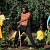 Michelle Obama organise la troisième récolte du potager de la Maison Blanche, à Washington, le 5 octobre 2011.