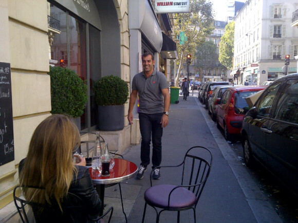 Cédric Pioline s'entraîne avec joie dans la rue avant son premier passage samedi 8 octobre dans Danse avec les stars 2 sur TF1