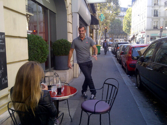 Cédric Pioline s'entraîne dans la rue avant son premier passage samedi 8 octobre dans Danse avec les stars 2 sur TF1